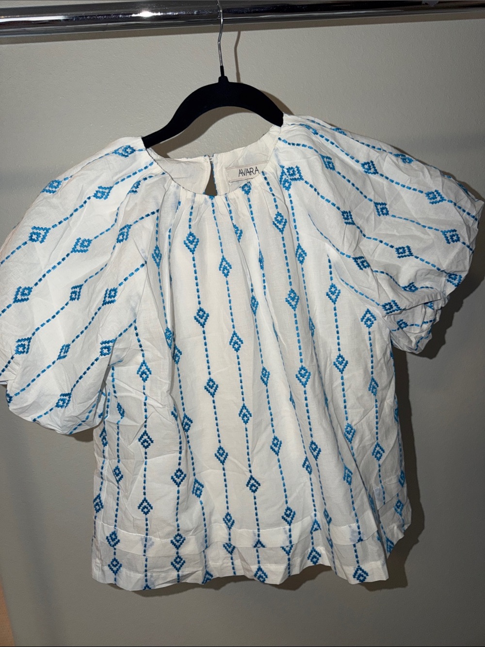 White and blue embroidered puff sleeve avara size small like new